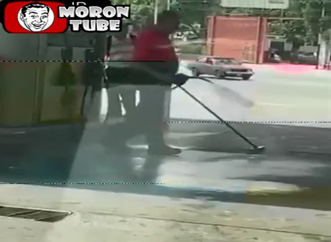 Video :Cleaning a gas station's floor